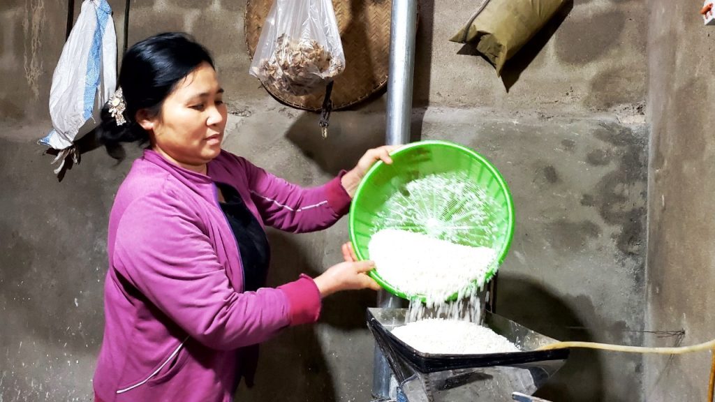 Bánh cuốn làm từ bột gạo