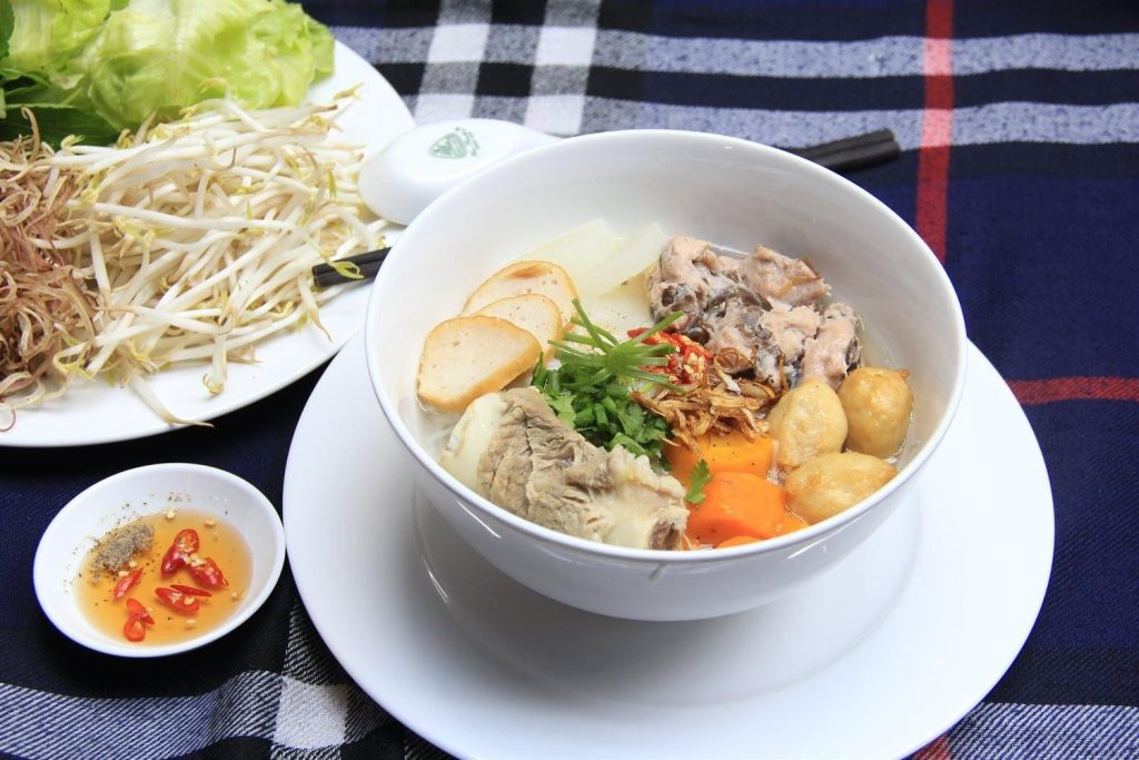 Bún mọc miền Bắc có thêm chả lụa thơm ngon