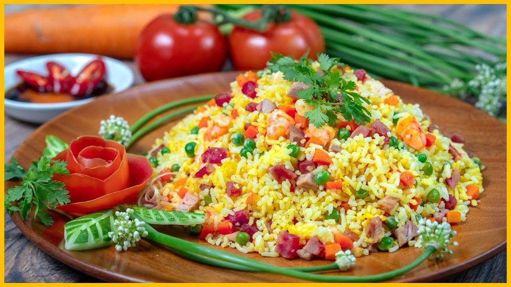 Cơm chiên với trứng rau củ dinh dưỡng, bắt mắt, thơm ngon