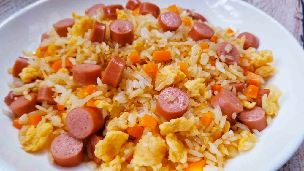 Cơm chiên xúc xích, trứng dễ làm, thơm ngon