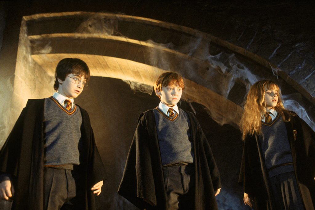 Nhóm bạn Harry, Ron và Hermione vào năm nhất tại ngôi trường Hogwarts