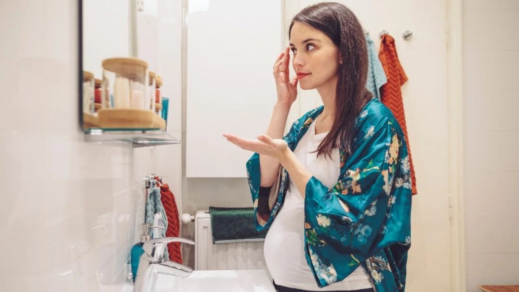 Khi chọn kem chống nắng cho mẹ bầu, nên tránh Oxybenzone, Avobenzone, Retinyl Palmitate và Parabens