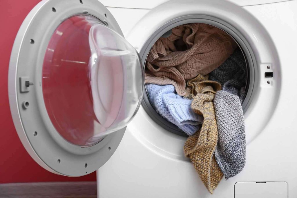 Máy sấy quần áo phát ra tiếng ồn vì kim loại vẫn còn sót lại trong áo quần