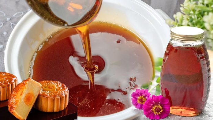 Nấu nước đường làm bánh trung thu