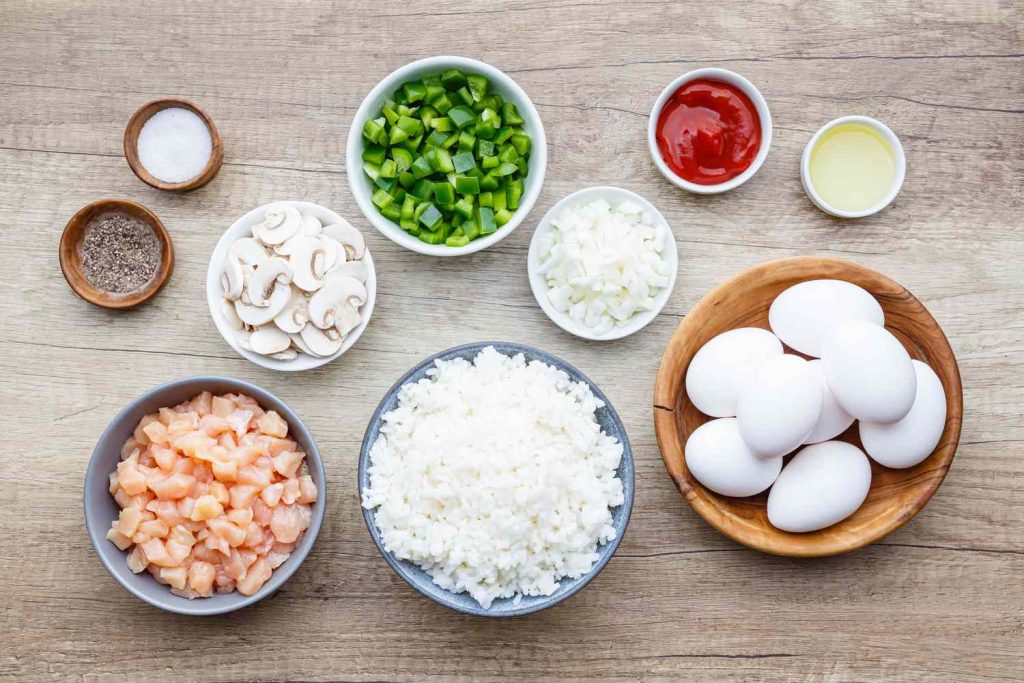 Nguyên liệu làm món cơm chiên đơn giản tùy thuộc vào sở thích của mỗi người