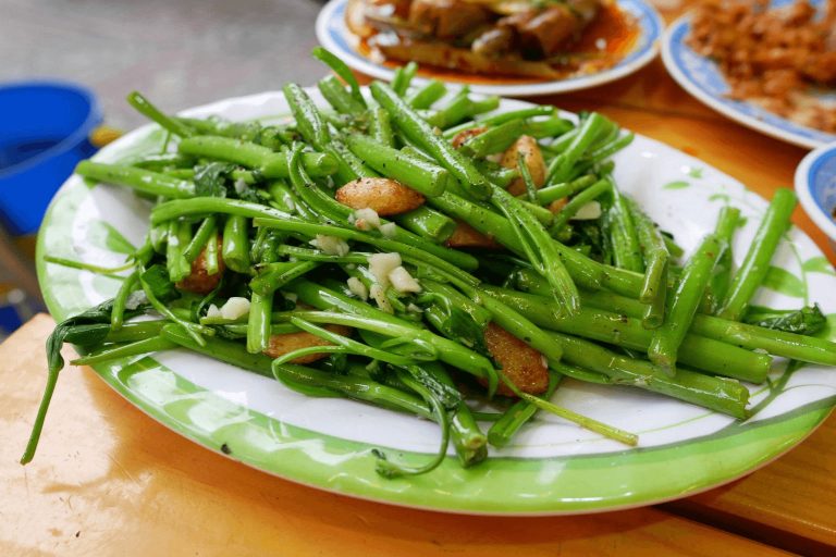 Cách làm rau muốn xào tỏi xanh mướt, giòn ngon, dậy mùi thơm