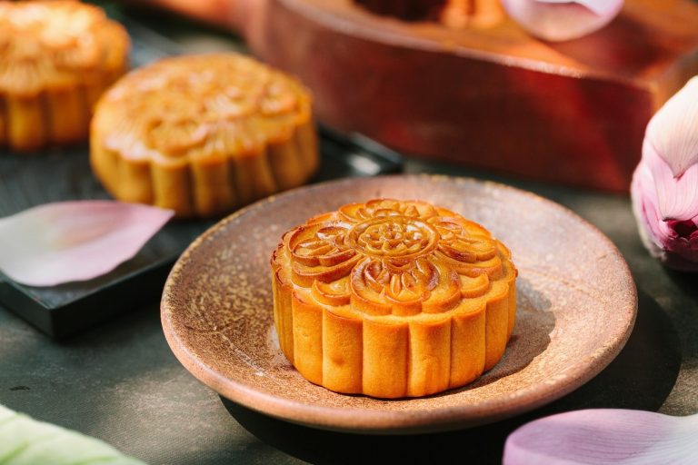Cách làm bánh trung thu nhân đậu xanh tại nhà đơn giản, thơm ngon