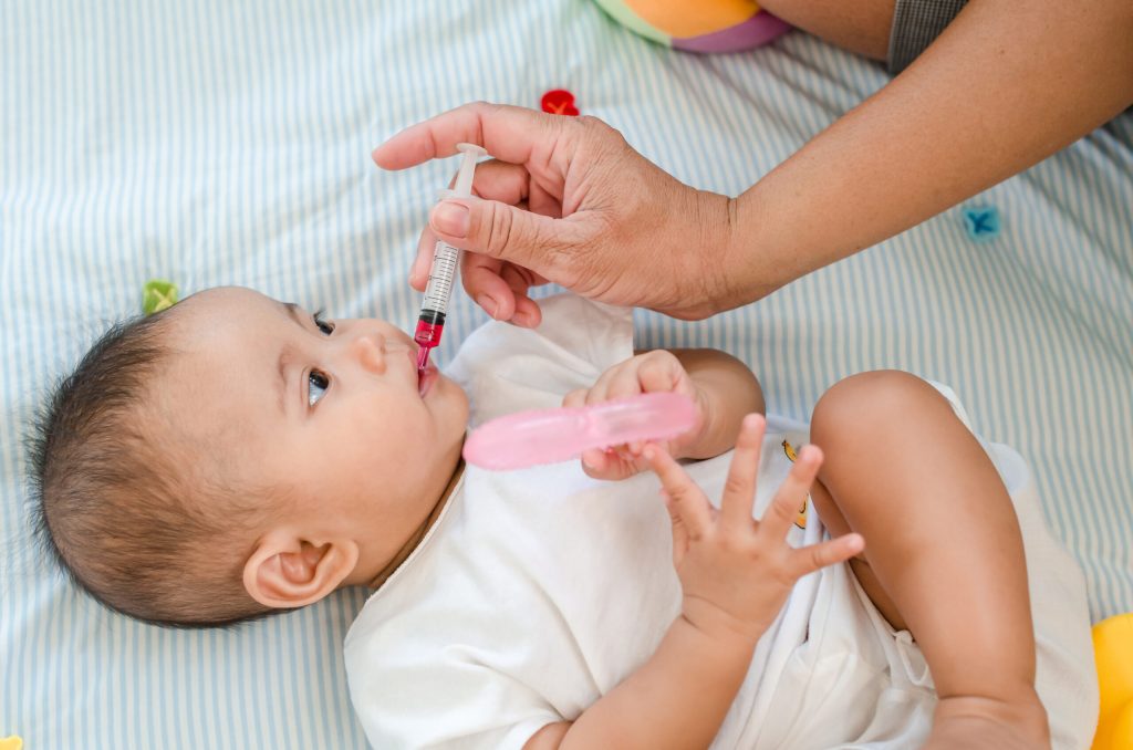 Bố mẹ nên tham khảo ý kiến bác sĩ trước khi dùng siro ho cho trẻ sơ sinh