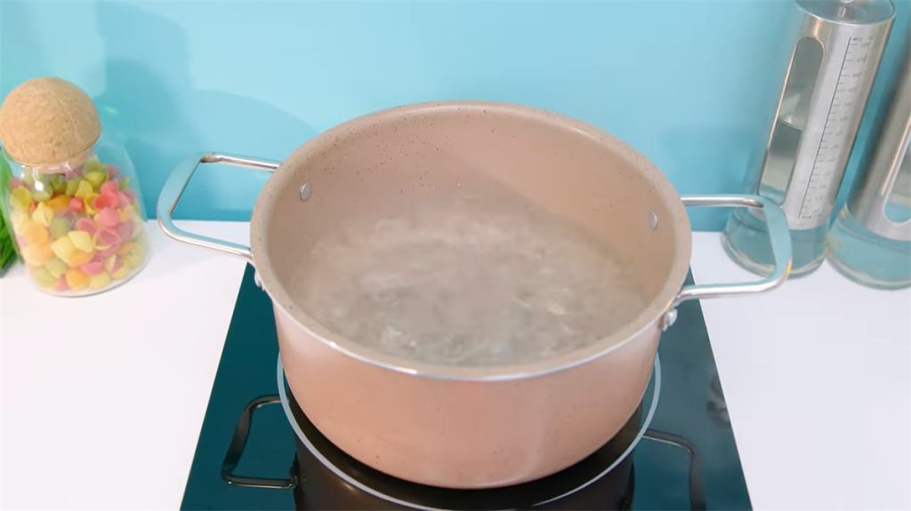 Nấu nước đường để làm vỏ bánh