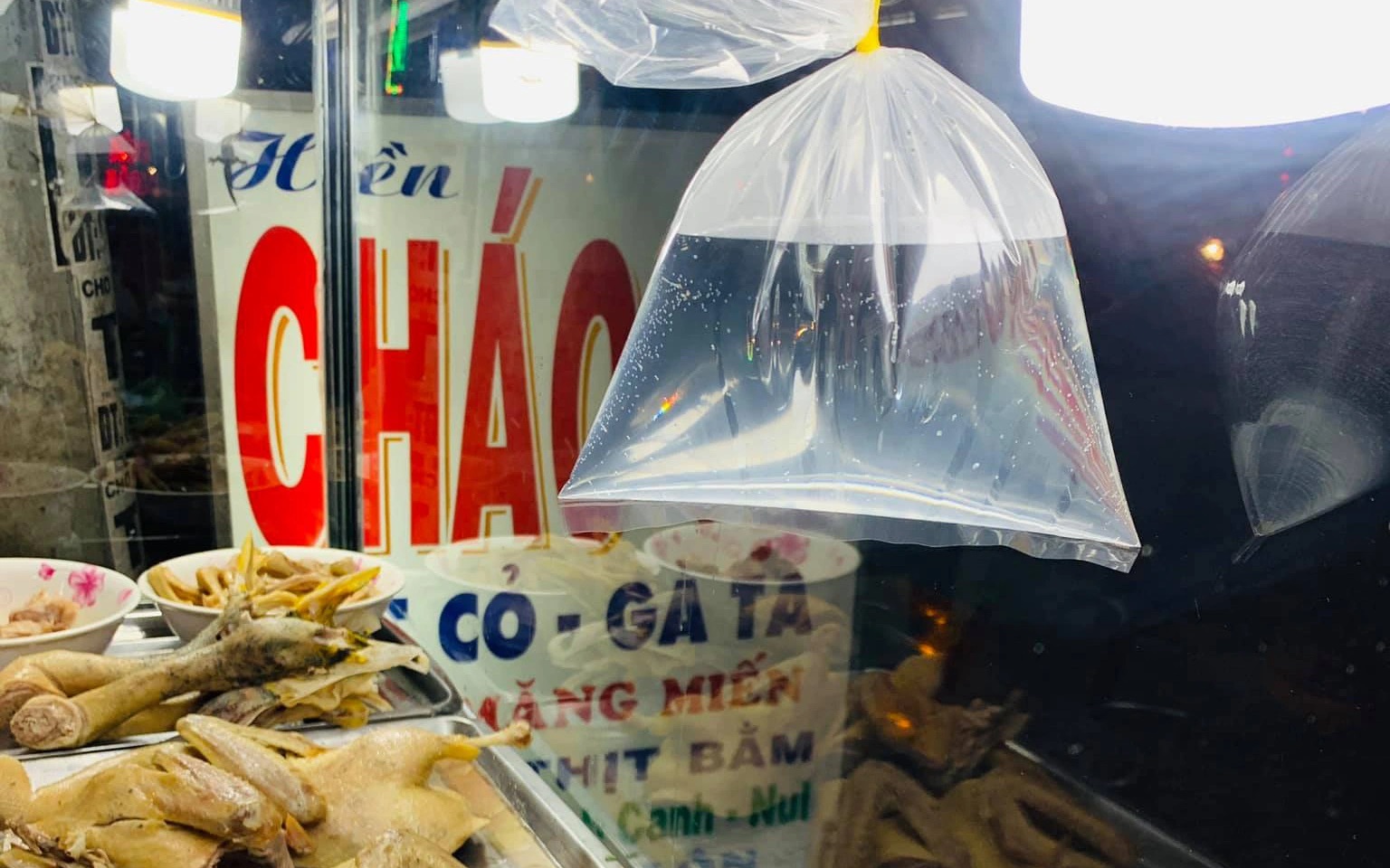 Sử dụng túi ni lông đựng đầy nước để đuổi ruồi