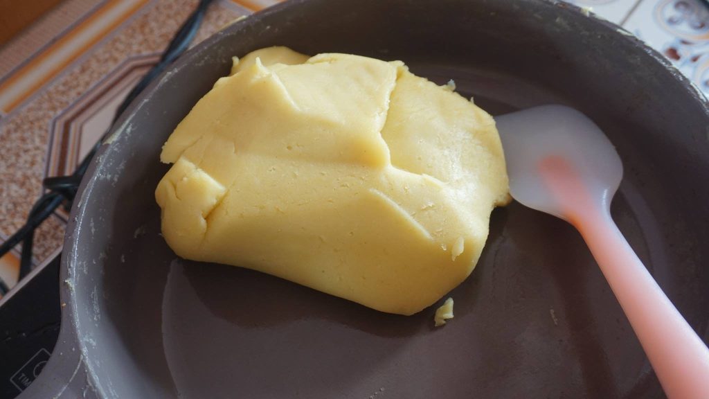 Sên đậu làm nhân rồi vo thành viên nhỏ