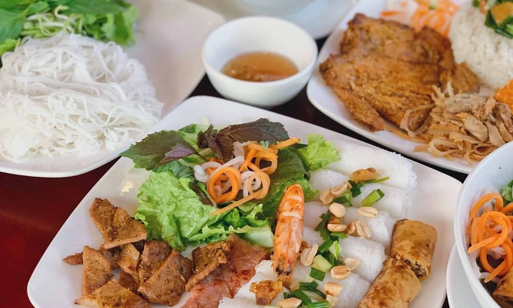 bánh hỏi với chả giò