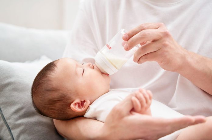 bình sữa cho trẻ sơ sinh