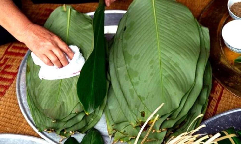 gói bánh tét bằng lá dong