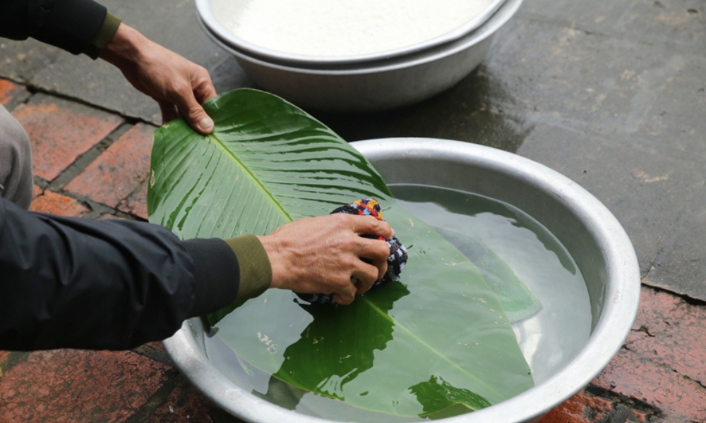 Xử lý lá chuối và lạt tre