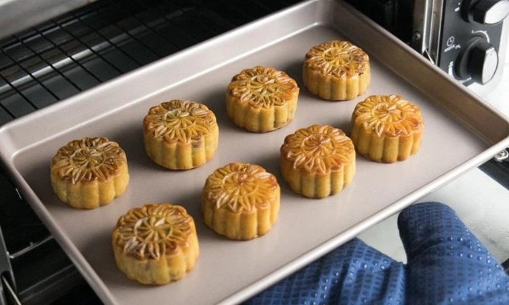 Cách làm bánh trung thu không cần lò nướng với lò vi sóng
