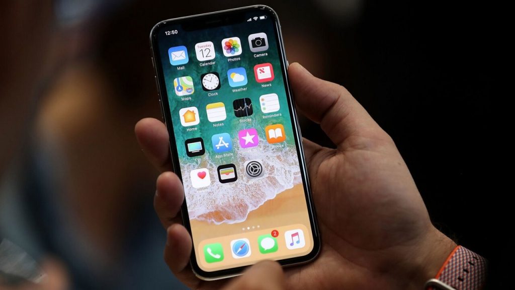 Cách mở nguồn điện thoại iPhone X trở lên