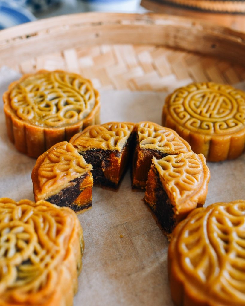 Nên cắt bánh trung thu thành miếng nhỏ để ăn trong ngày
