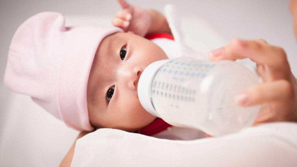 Nguyên nhân và lợi ích khi dùng bình sữa cho bé