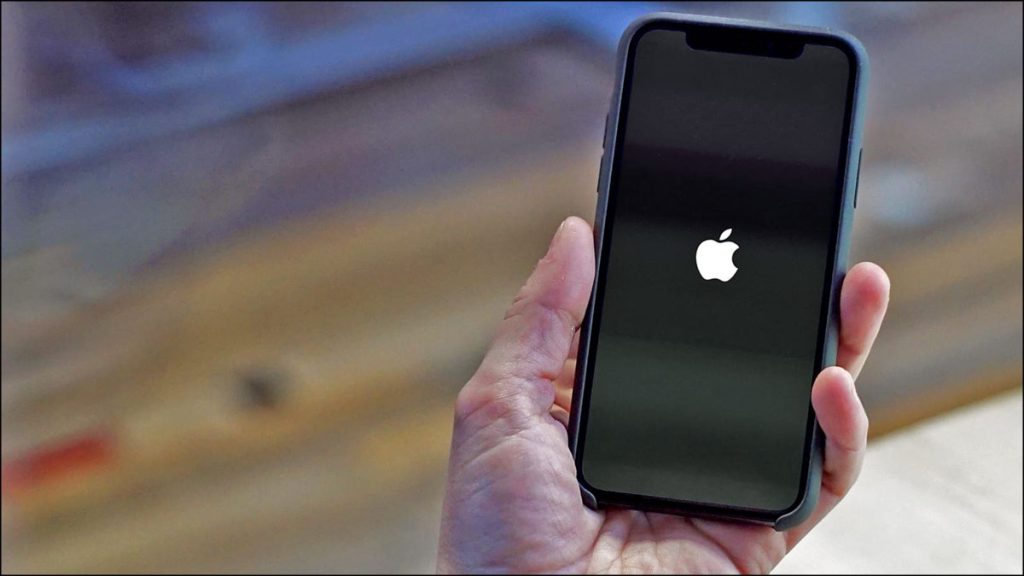 Mở nguồn điện thoại iPhone 6 trở về trước bằng phím vật lý