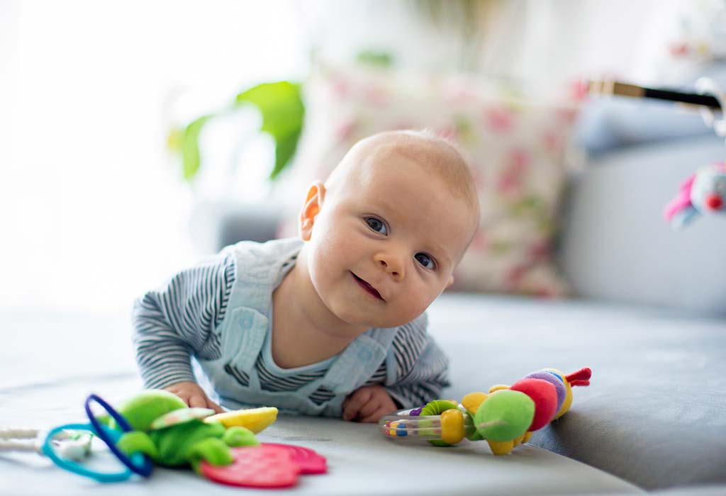 Đồ chơi lúc lắc giúp trẻ phát triển kỹ năng