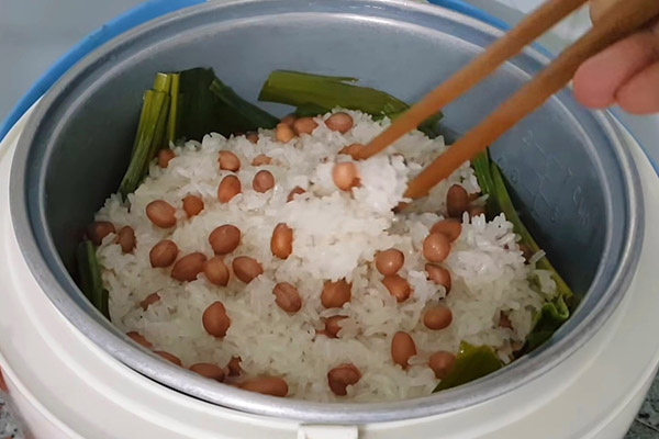 Cách nấu xôi đậu phộng bằng nồi cơm điện