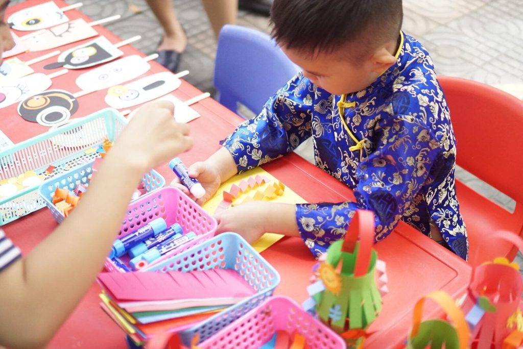 Cùng bé tham gia hoạt động làm lồng đèn