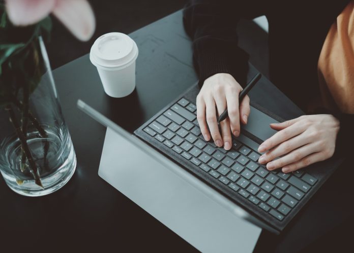 Màn hình laptop bị tối
