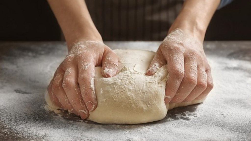 Nhồi bột làm vỏ bánh