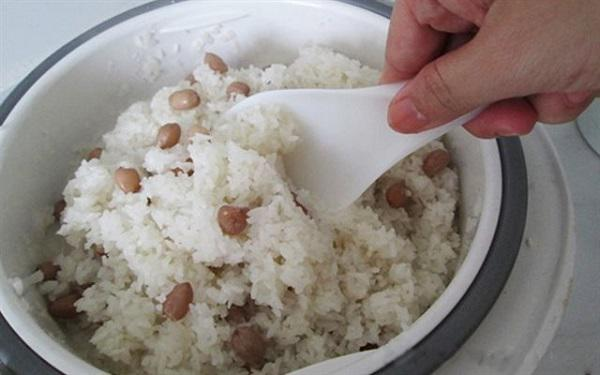Cách nấu xôi đậu phộng bằng xửng hấp