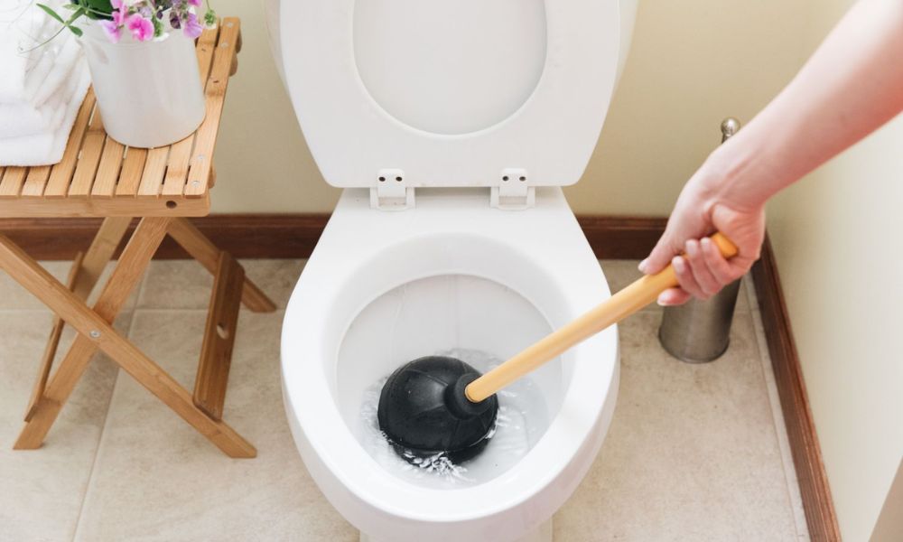 Thông cống bằng dây thông tắc lò xo chuyên dụng