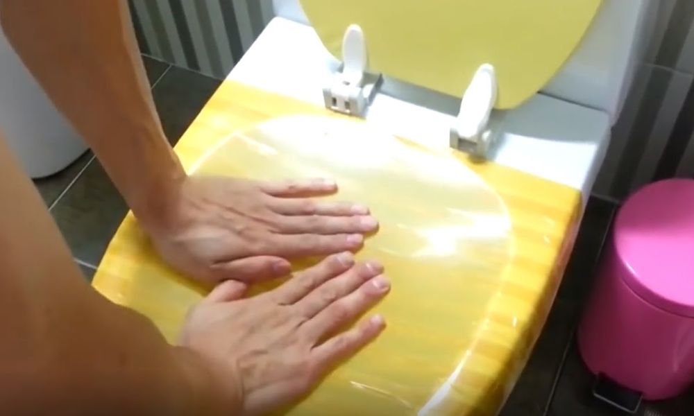 Thông tắc bồn cầu bằng băng dính lớn hoặc màng bọc thực phẩm