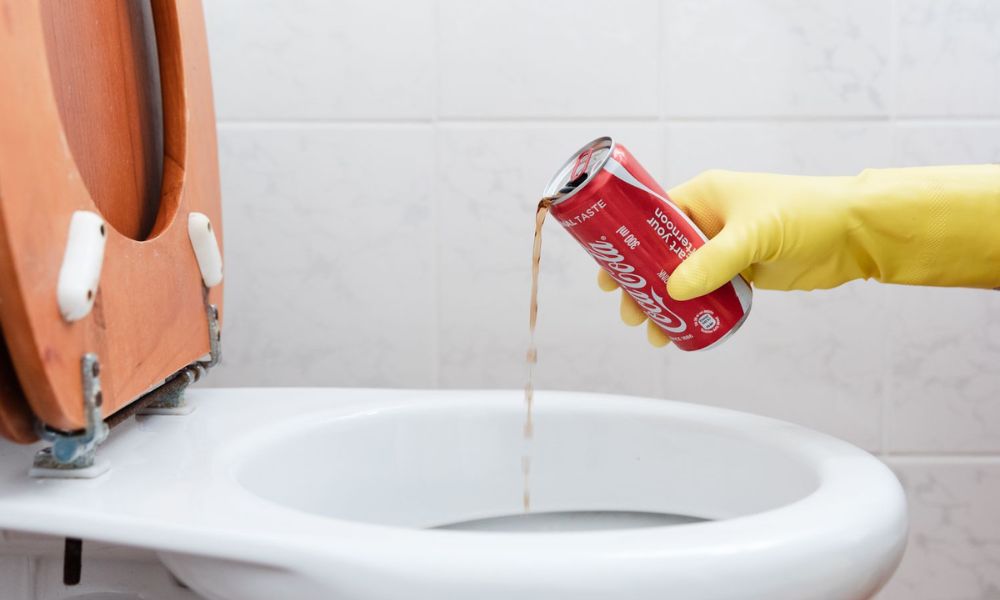 Thông tắc bồn cầu nhanh nhất bằng coca cola, pepsi
