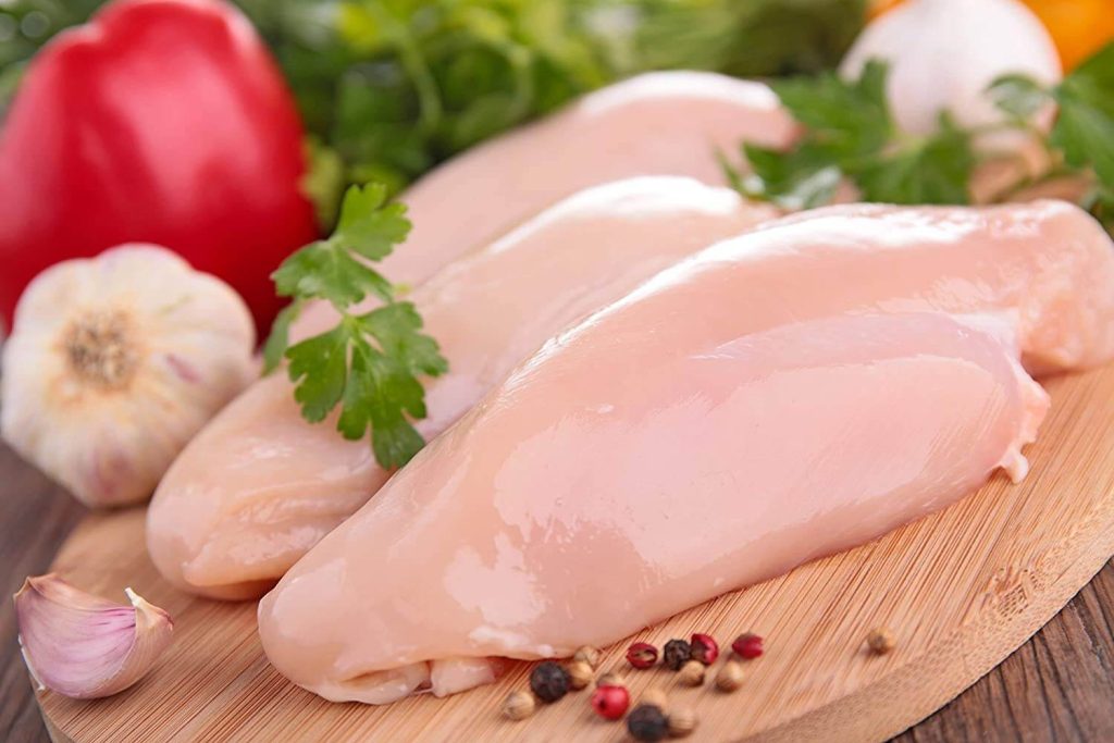 Ức gà giàu protein và calo