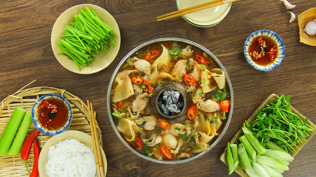 Nấu nước dùng lẩu ếch măng cay