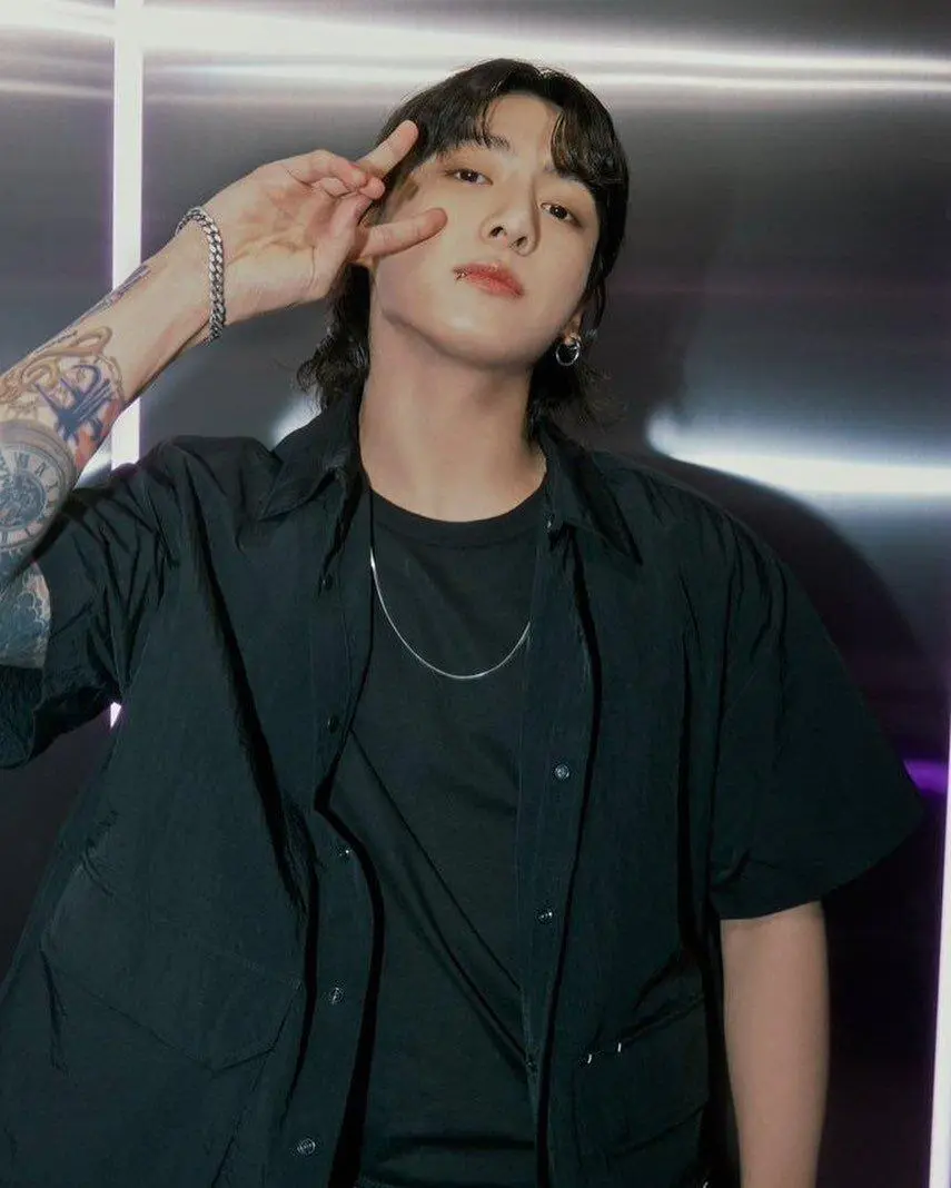 Phong cách Black on Black đẹp như Jungkook