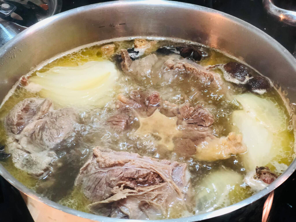 Nước dùng Phở được hầm chung với thảo mộc