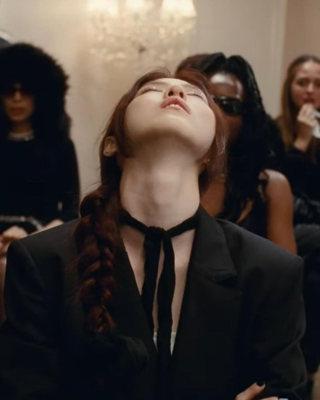 outfit của Han Soo Hee trong mv seven của jungkook
