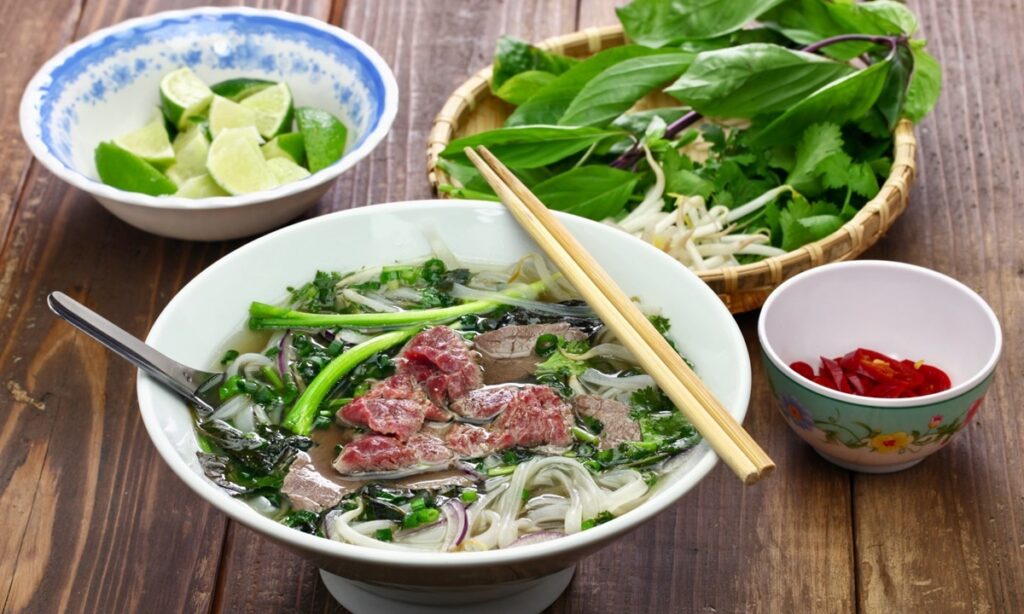 Phở được ăn kèm với rau xanh