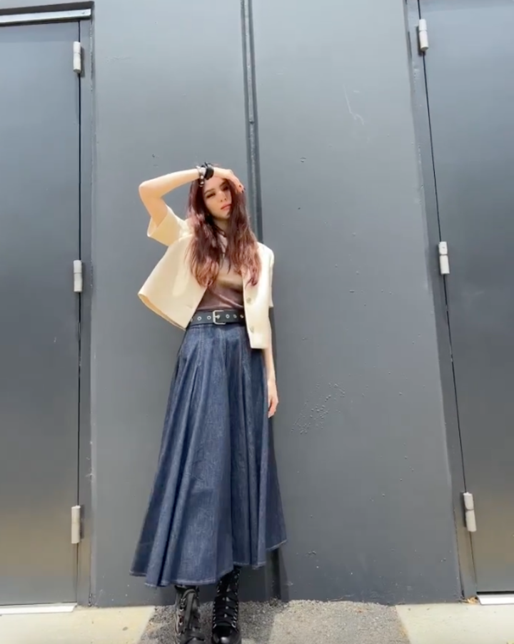 outfit của Han Soo Hee trong mv seven của jungkook