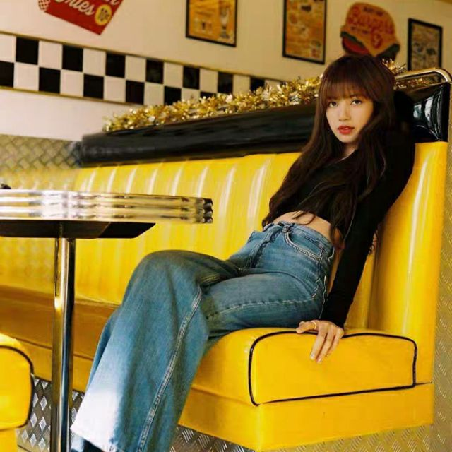 Áo nỉ croptop phối cùng quần jeans rách