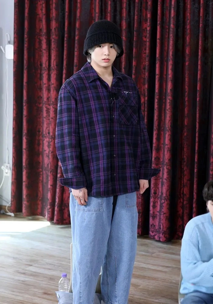 Jungkook với áo sơ mi flannel
