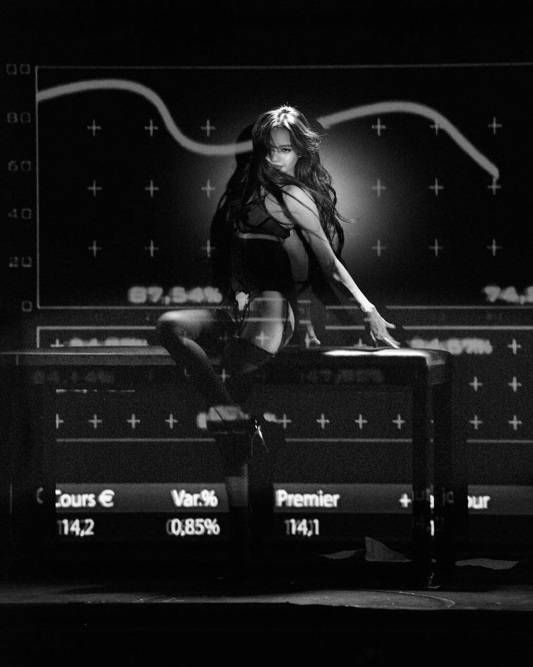 Trang phục biểu diễn cực sexy của Lisa tại show Crazy Horse