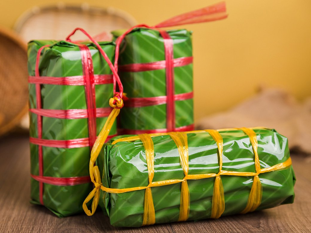 gói chả lụa bằng dây buộc