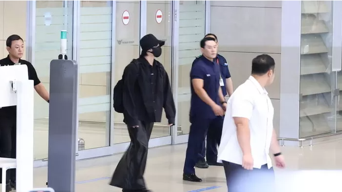 jungkook mặc quần váy