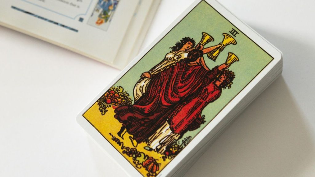 Các bước chuẩn bị trước khi xếp bài Tarot gồm xào bài, gom bài và chia bài