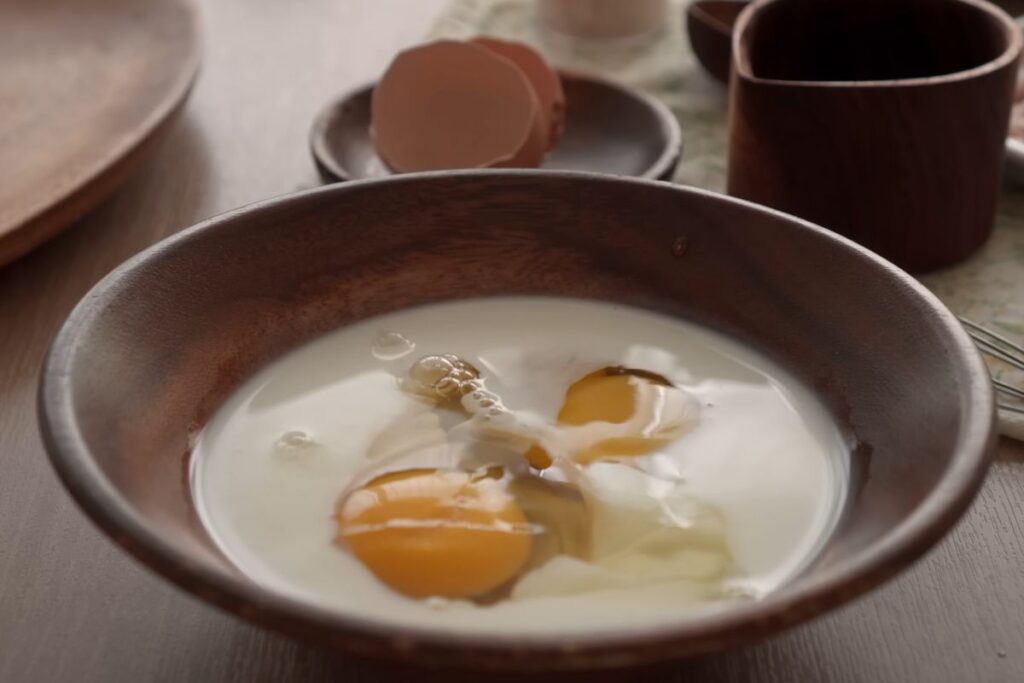 Đánh tan đều hỗn hợp trứng và sữa
