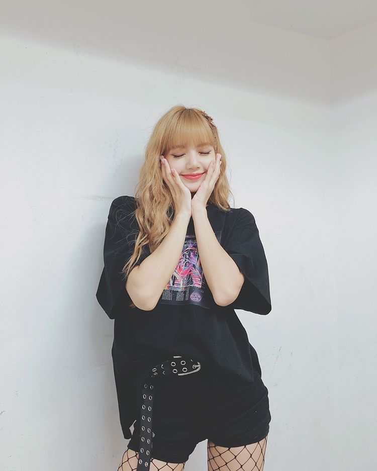 Phối áo thun bigsize cùng quần short cá tính