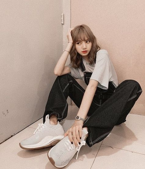 Phong cách phối đồ trẻ trung, năng động, cool ngầu của Lisa