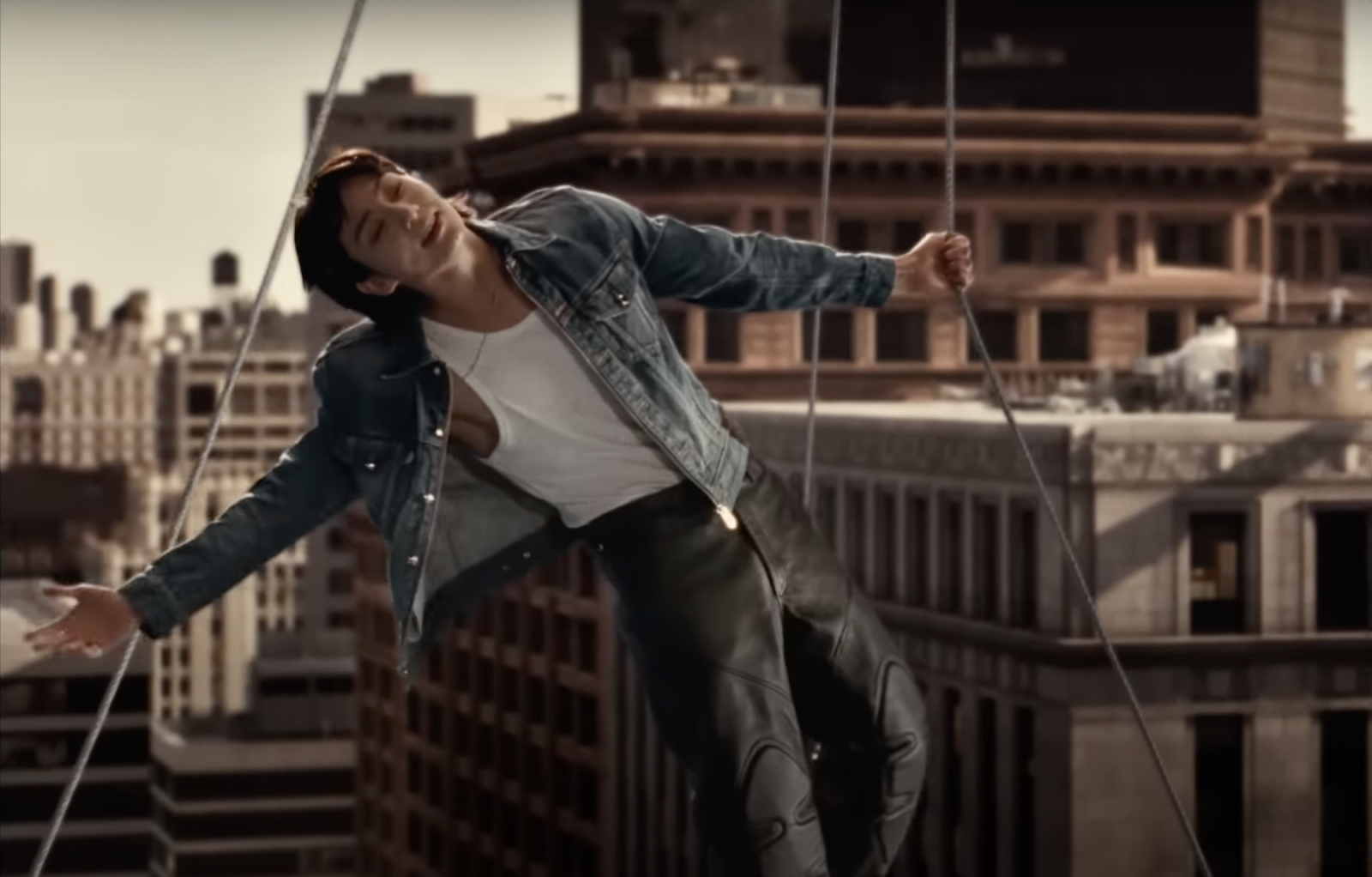 thời trang trong mv seven của jungkook